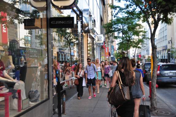 Ruas cheias no centro de Montreal, no Canadá